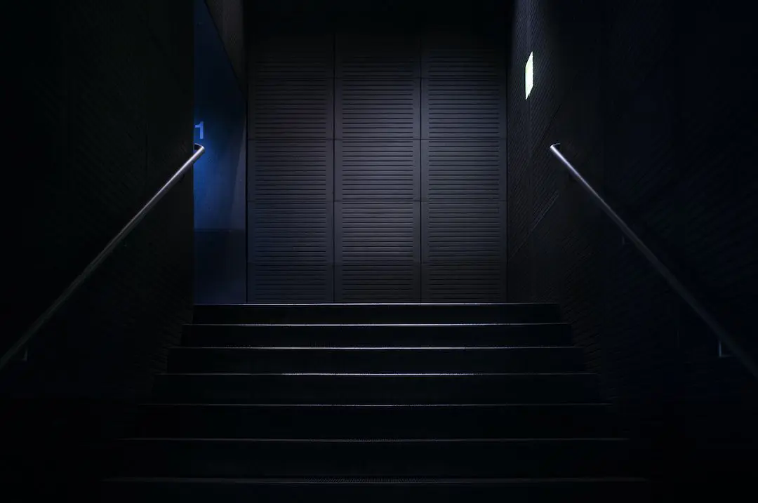 abcdhe-124 Escada escura em prédio