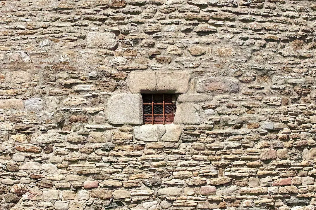 abcdhe-83 Parede de pedra antiga com janela